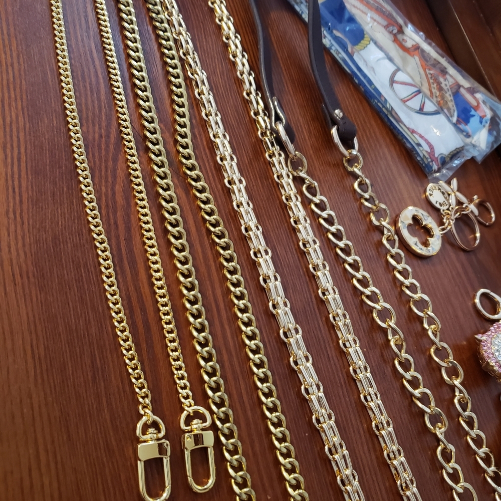 SELECTION OF CHAIN & LEATHER PURSE STRAPS, CARD-KEY STRAP, BAG CHARMS, TWILLIES,